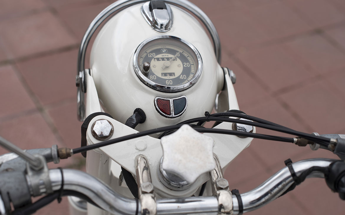 Detalle velocímetro BMW R50 Sidecar blanco - 1959